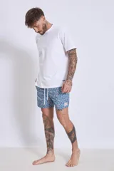 Short de baño azul con estampado floral en tonos rosa y blanco.