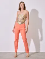 Pantalón de vestir color beige, marca Zac & Rachel, confeccionado en gabardina elastizada. Presenta pretina ancha con faja interna modeladora, largo de pierna con costura frontal pespunteada y bolsillos ojal simulados en la parte trasera.