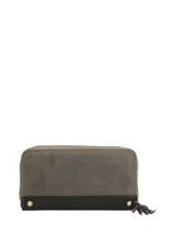 Billetera Rockford de cuero suede color gris con banda inferior de cuero marrón oscuro, cierre perimetral de cremallera y tirador con borla de flecos.