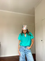 Blusa verde con cuello en V y mangas cortas.