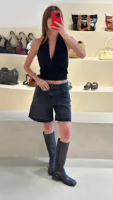 Bermuda de jean negro con ruedo desflecado y bordado con logo en el bolsillo trasero.