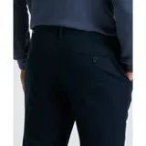 Pantalón chino azul marino de corte recto, con bolsillos laterales y traseros.
