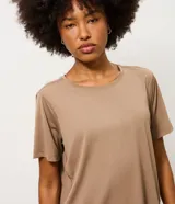 Remera deportiva de manga corta y cuello redondo, confeccionada en poliamida con elastano, de color rosado y diseño liso.