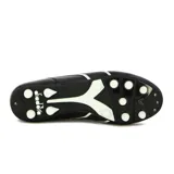 Championes de fútbol Diadora Goal Futbol MD M, color negro con detalles en blanco y suela con tapones blancos.