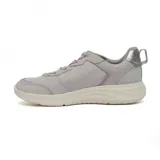 Championes de estilo deportivo Hush Puppies, confeccionados en una combinación de cuero y poliéster en tonos gris claro con detalles en lila. Presentan un diseño ergonómico con suela de goma blanca, sistema de ajuste con cordones elásticos y tecnología de amortiguación para mayor confort.