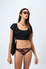 Bottom de bikini colaless con estampa tipo tie-dye en tonos marrones y negros.