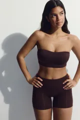 Culotte de tiro alto color marrón, con efecto moldeador suave, diseño sin costuras y piernas tipo boxer corto.