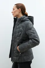 Campera gris oscuro de eco-cuero capitoneada con capucha y cierre frontal.
