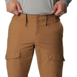 Pantalón cargo de corte recto en color marrón, con bolsillos laterales con cierre a presión y asiento reforzado, diseñado para actividades al aire libre y uso urbano.