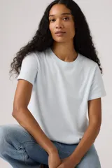 Remera celeste de manga corta, cuello redondo y corte recto, confeccionada en algodón suave.