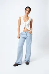 Jean recto de tiro bajo, confeccionado en denim con efecto degradado de color y terminaciones deshilachadas.