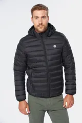 Campera capitoneada de nylon color negro, con relleno de guata siliconada, capucha integrada, bolsillos con cierre y cierre frontal.