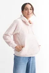 Hoodie rosa de sherpa con capucha y cordones ajustables.