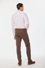 Pantalón de vestir azul marino, de corte recto, con bolsillos laterales y traseros. Se ajusta a la cintura con cinturón de cuero marrón.