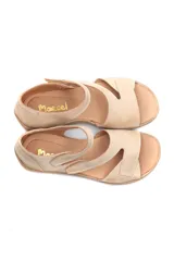 Sandalia de cuero beige con diseño de múltiples tiras con cierre de velcro. Presenta una combinación de texturas, incluyendo cuero con relieve tipo croco en el talón y la puntera, y cuero liso en las tiras superiores. Cuenta con una suela plana de goma con relieve antideslizante.