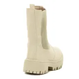 Bota de caña alta color beige, con paneles laterales elásticos acanalados, suela track chunky y presilla trasera.