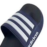 Sandalias unisex Adidas modelo Adilette Shower Velcro, de color azul marino con la tira ajustable decorada con tres franjas blancas y el logo de la marca.