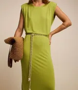 Vestido midi verde con cuello redondo y hombreras. Incluye cinturón de cordón a juego.