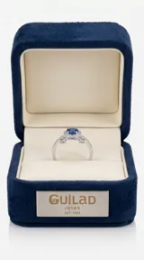 Anillo de plata 925 con diseño de reno, presenta una circonia central en color azul zafiro rodeada por pequeñas circonias blancas.