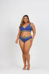 Conjunto de bikini azul con elástico debajo del busto y en la cintura, con detalles de rayas horizontales en tonos naranja, blanco y azul.