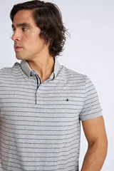 Remera tipo polo de manga corta, color gris con rayas horizontales finas en color oscuro. Presenta cuello clásico con botones y logo bordado en el pecho.