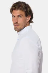 Camisa de lino celeste con rayas finas, cuello mao y mangas largas con puños abotonados. Cierre frontal con botones.