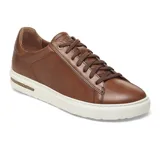 Zapatilla de cuero color marrón cognac, con cordones al tono, suela blanca de goma y detalle de corcho en el lateral de la entresuela.
