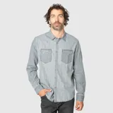 Camisa de denim gris con efecto lavado, manga larga, cuello clásico y dos bolsillos frontales con solapa.