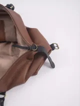 Bolso de viaje tipo duffle, confeccionado en cuero natural color azul con textura, con detalles de correas y asas en cuero color suela. Cuenta con cierre superior, bolsillo interior con cierre y compartimento para celular.