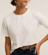 Remera básica de manga corta y cuello redondo, confeccionada en algodón suave y resistente. Presenta un diseño liso y corte clásico.