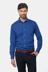 Camisa de manga larga azul con estampado de lunares y patrón geométrico pequeño, cuello camisero y botones frontales blancos.
