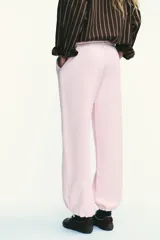 Pantalón de felpa de tiro alto con cintura elástica y corte recto. Cuenta con bolsillos laterales ocultos en la costura y bajo ajustable con cordón elástico y stoppers.