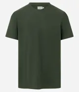 Remera de hombre, corte regular, color blanco hueso, con cuello redondo y manga corta. El tejido presenta una textura perforada vertical.