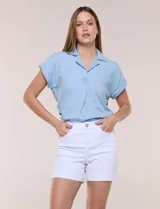 Short de jean blanco, de tiro medio, con bolsillos y dobladillo en el ruedo.