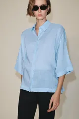 Camisa de cuello solapa y manga larga amplia de la colección ZW Collection de Zara, con cierre frontal de botones ocultos por solapa.