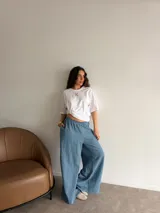 Pantalón de jean fino de corte recto y holgado, con diseño a rayas y cintura elástica.
