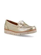 Mocasines Wan de cuero color dorado metalizado, con suela de plataforma de EVA ultraliviana y detalle de remache metálico con logo de la marca.