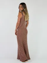 Vestido largo de lino con diseño de rayas diagonales en tonos marrón y tostado, escote en V y tirantes con volados.