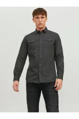 Camisa de denim gris oscuro con cuello clásico, cierre con botones y corte slim.