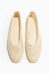 Ballerinas de paja de plástico trenzada con punta redondeada, color beige.