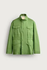 Parka estilo militar color verde, de corte relaxed fit, cuello subido y manga larga. Cuenta con bolsillos de plastrón con solapa en el pecho y en la cadera, cintura ajustable con cordón interior y cierre frontal con cremallera oculta por solapa con botones a presión.