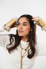 Guantes mitones dorados de cuero con interior de lana natural color crema.