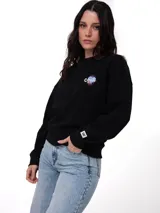Buzo negro Cat de corte relajado, con cuello redondo y mangas largas. Presenta un pequeño gráfico estampado y bordado en el pecho, y una etiqueta con el logo de la marca en el puño.