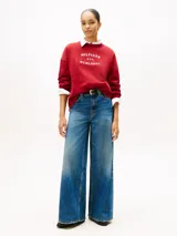 Buzo de cuello redondo confeccionado en tejido de felpa, con diseño de corte holgado y mangas largas. Presenta un estampado frontal con la inscripción HILFIGER N.Y.C. MCMLXXXV en color blanco.