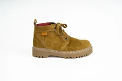 Bota acordonada color marrón de cuero gamuzado, con suela de goma y plataforma.