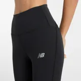 Calza deportiva de tiro alto New Balance, color negro, con logo reflectante en la pierna y tecnología de secado rápido NB DRY.