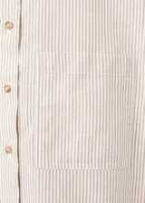 Camisa de manga corta con diseño a rayas, cuello camisero, silueta regular, largo crop, bolsillo tipo parche en el frente y cierre de botones.