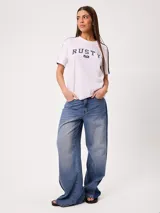 Remera blanca con estampado frontal de la marca Rusty y tiras laterales en las mangas, de ajuste holgado y 100% algodón.