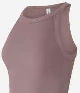 Blusa tipo crop top color verde oliva, confeccionada en tejido rib acanalado, con cuello halter y diseño sin mangas.