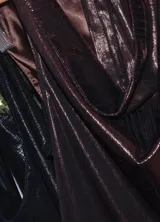 Top negro con cuello cascada y breteles para atar al cuello.